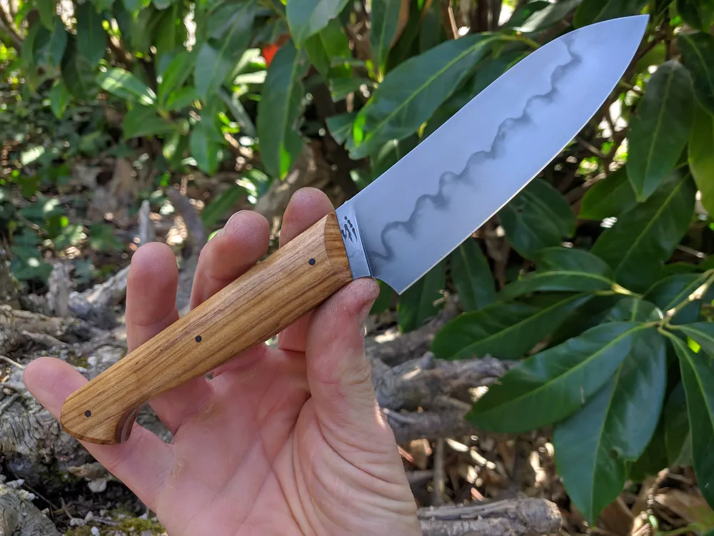 Couteau artisanal Bonap lame hamon présenté en main – Atelier sous l’éclipse