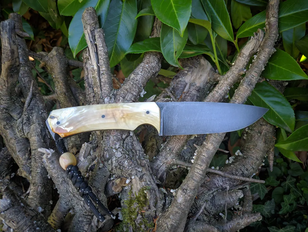 Couteau de camp artisanal corne entier – Atelier sous l’éclipse