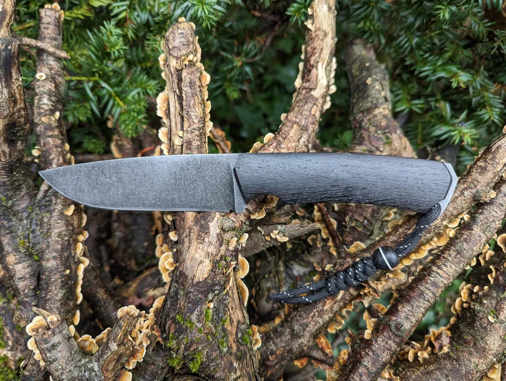 Couteau de camp artisanal morta vue gauche – Atelier sous l’éclipse