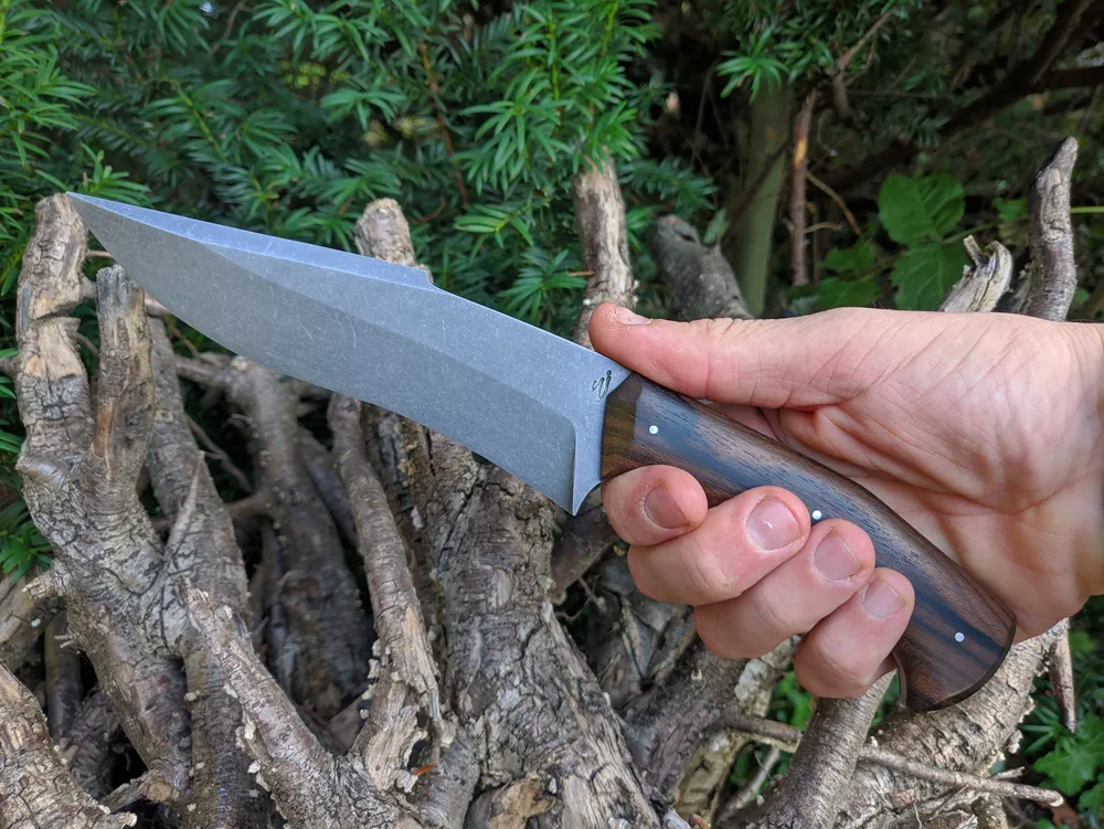 Fighter artisanal noyer en main – Atelier sous l’éclipse