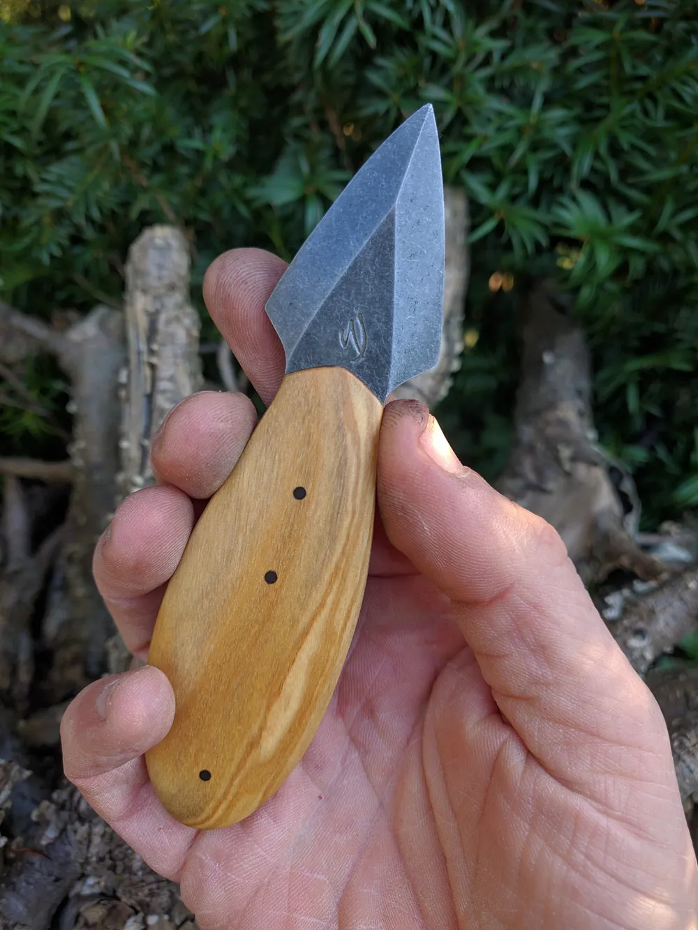 Lance à huîtres artisanal en main acid stonewash – Atelier sous l’éclipse