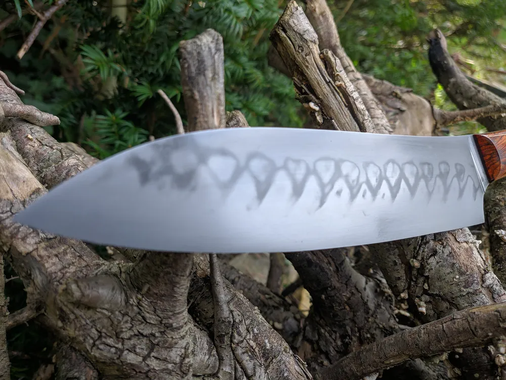 Couteau artisanal Long Bonap détail lame hamon dentelle – Atelier sous l’éclipse