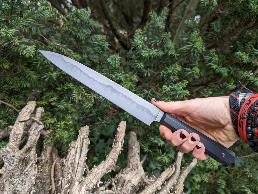 Couteau artisanal Sujihiki lame en main – Atelier sous l’éclipse