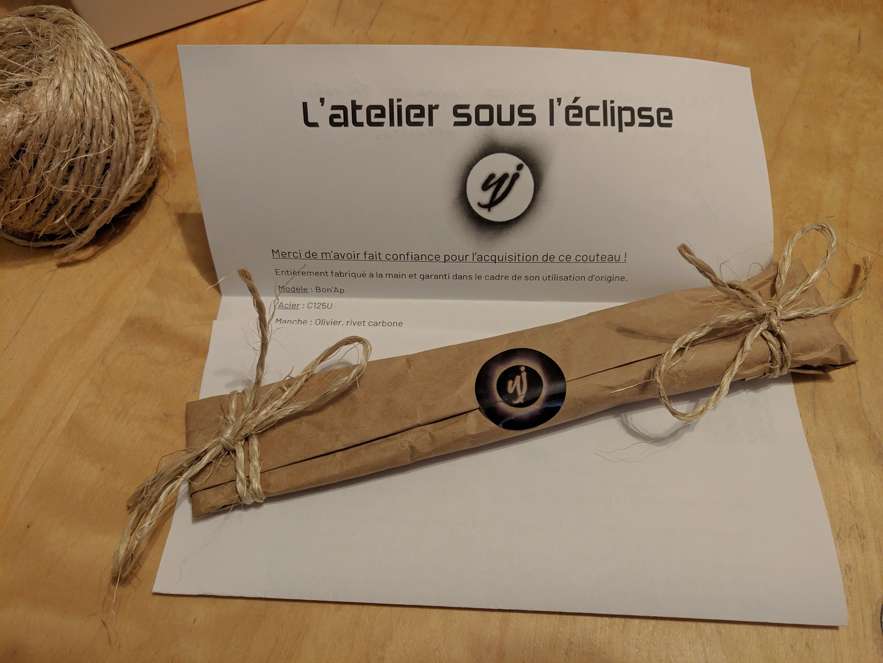 Emballage artisanal d’un couteau Atelier sous l'éclipse