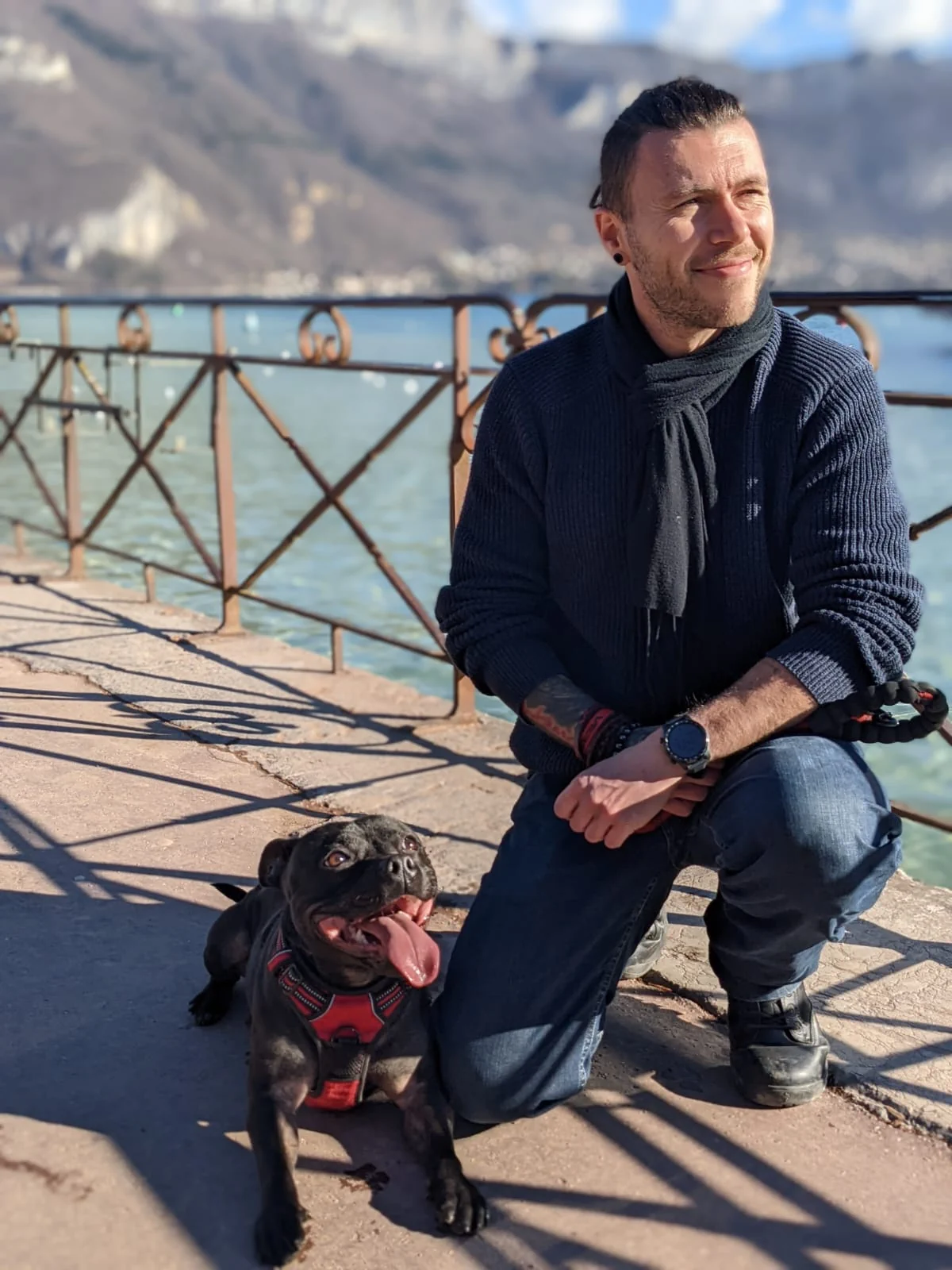 Yann Jacquot, artisan coutelier à Reyrieux (01) avec sa chienne Casca
