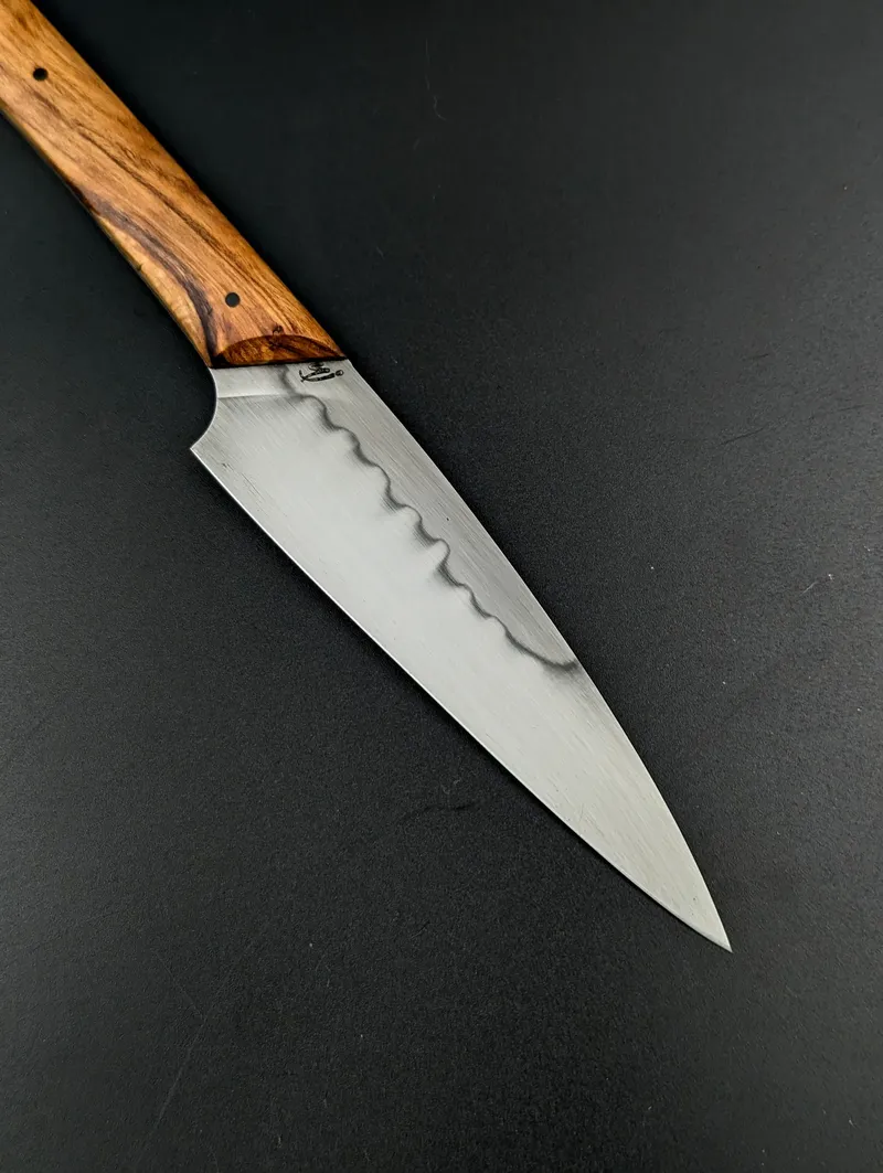 Finition manche en bois d'olivier sur couteau de table